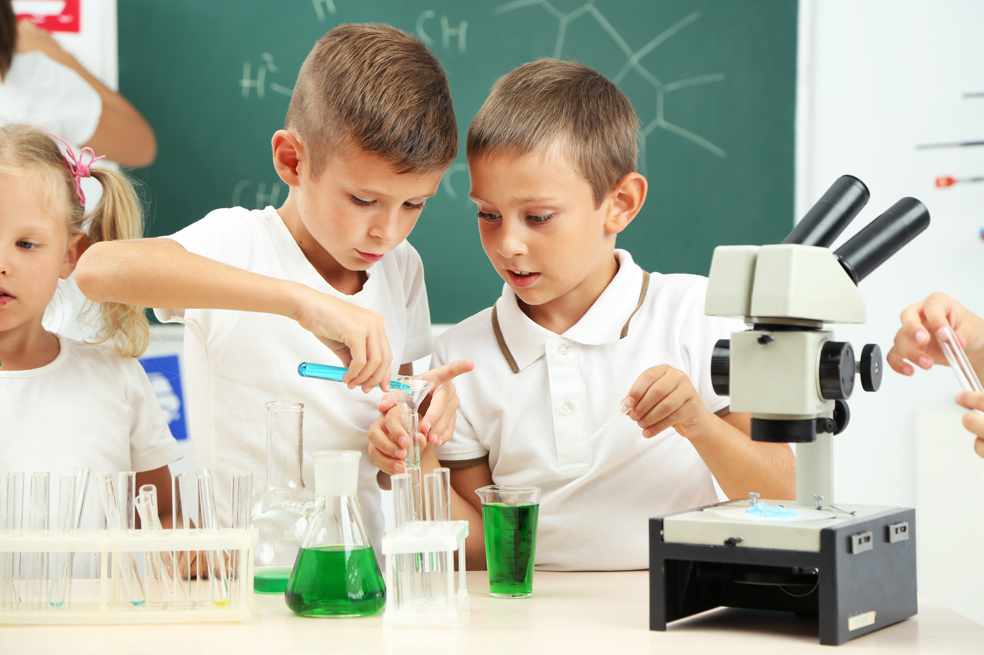 Школа опытов и экспериментов. Класс химии с детьми. Лаборатория для детей. Школьники в лаборатории. Эксперимент в школе.