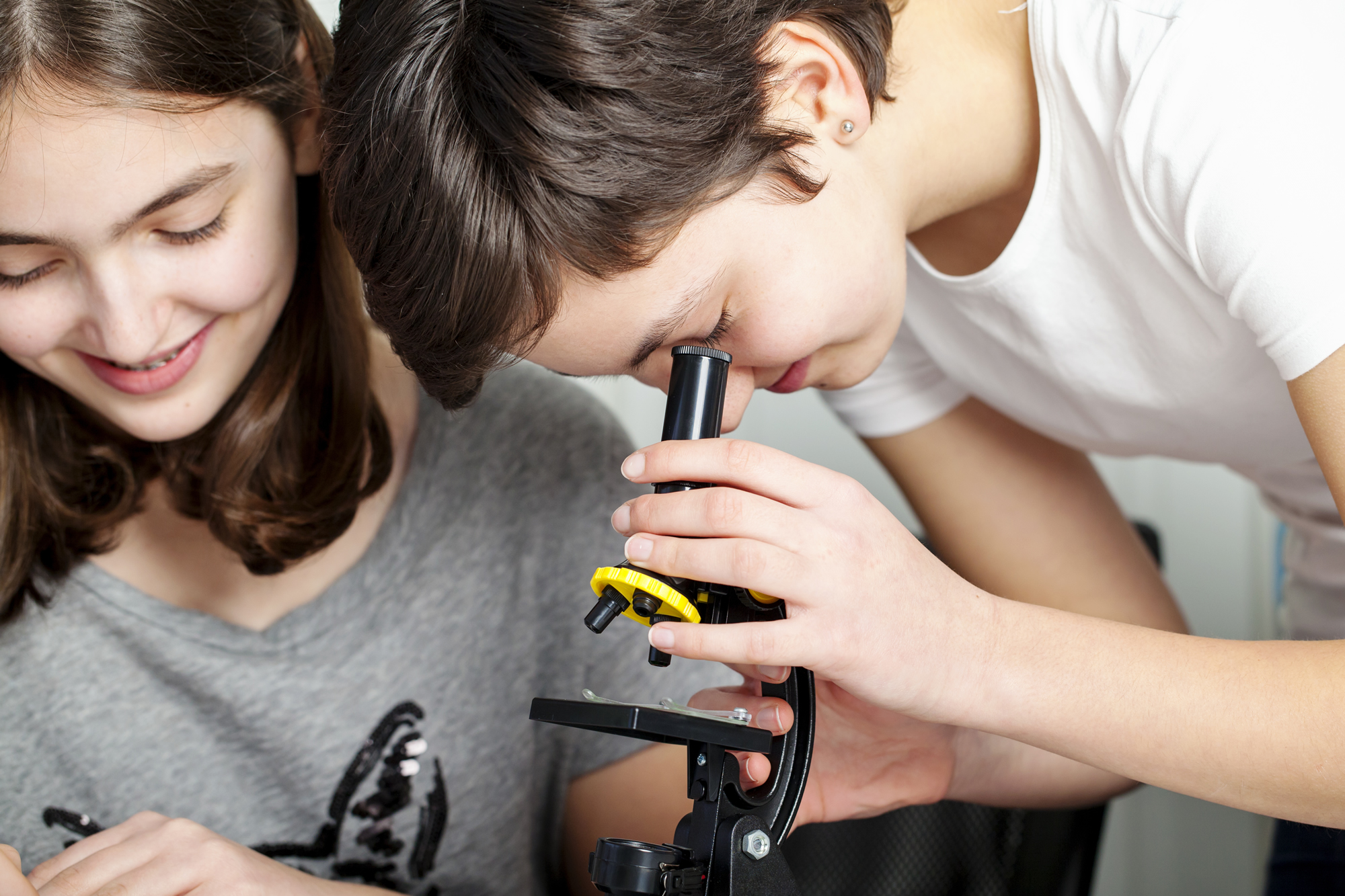 Chem family. Микроскоп. Microscope for Kids. Hi teenager. Teens in Lab.
