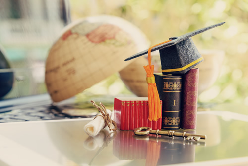 This graduation cap and globe illustrates how online learning can be global.