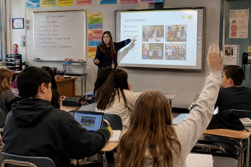 Las escuelas pueden utilizar la tecnología en el aprendizaje de idiomas para desarrollar habilidades de comunicación, comprensión cultural y preparación profesional.